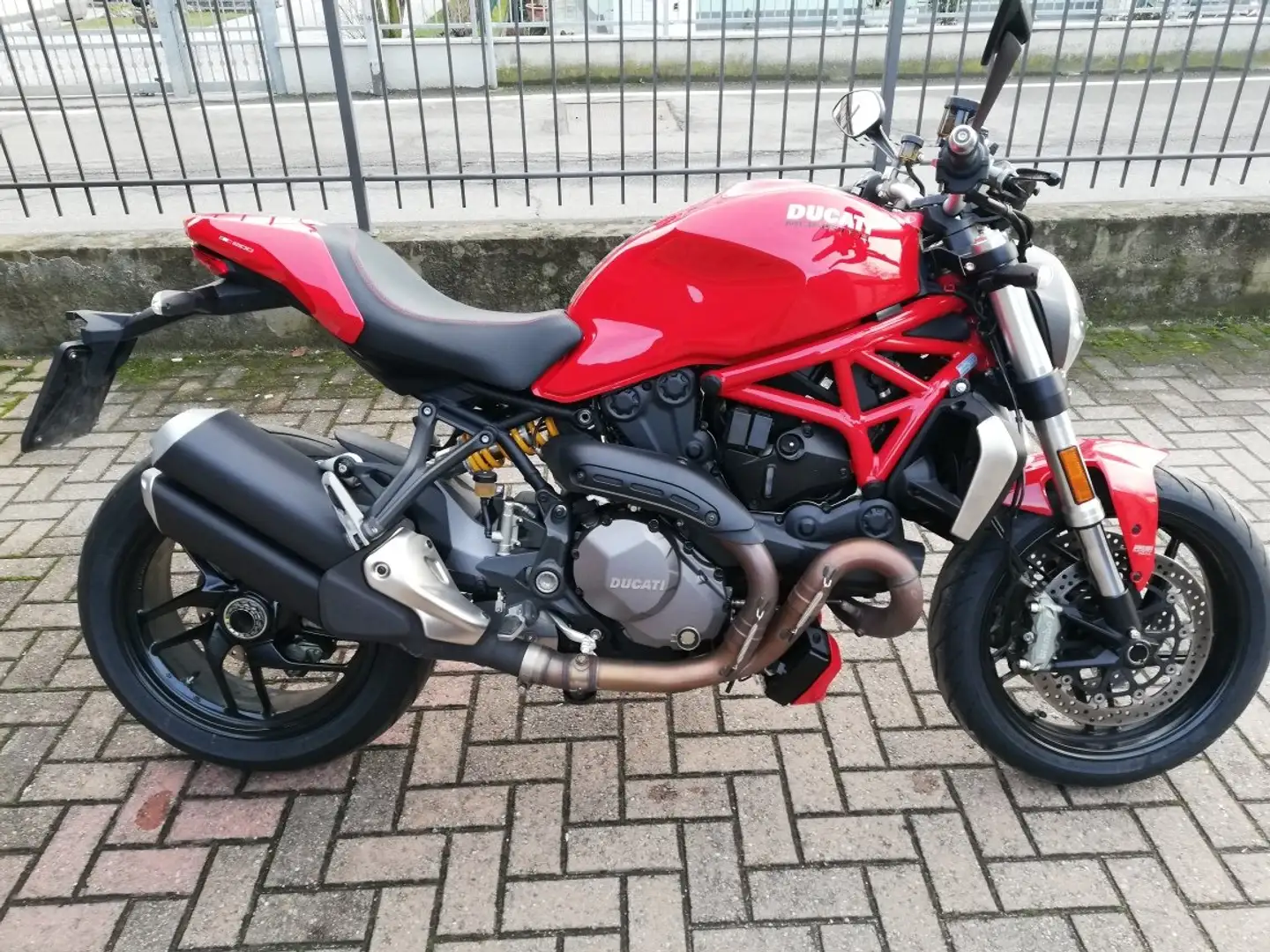 Ducati Monster 1200 Standard Rouge - 1