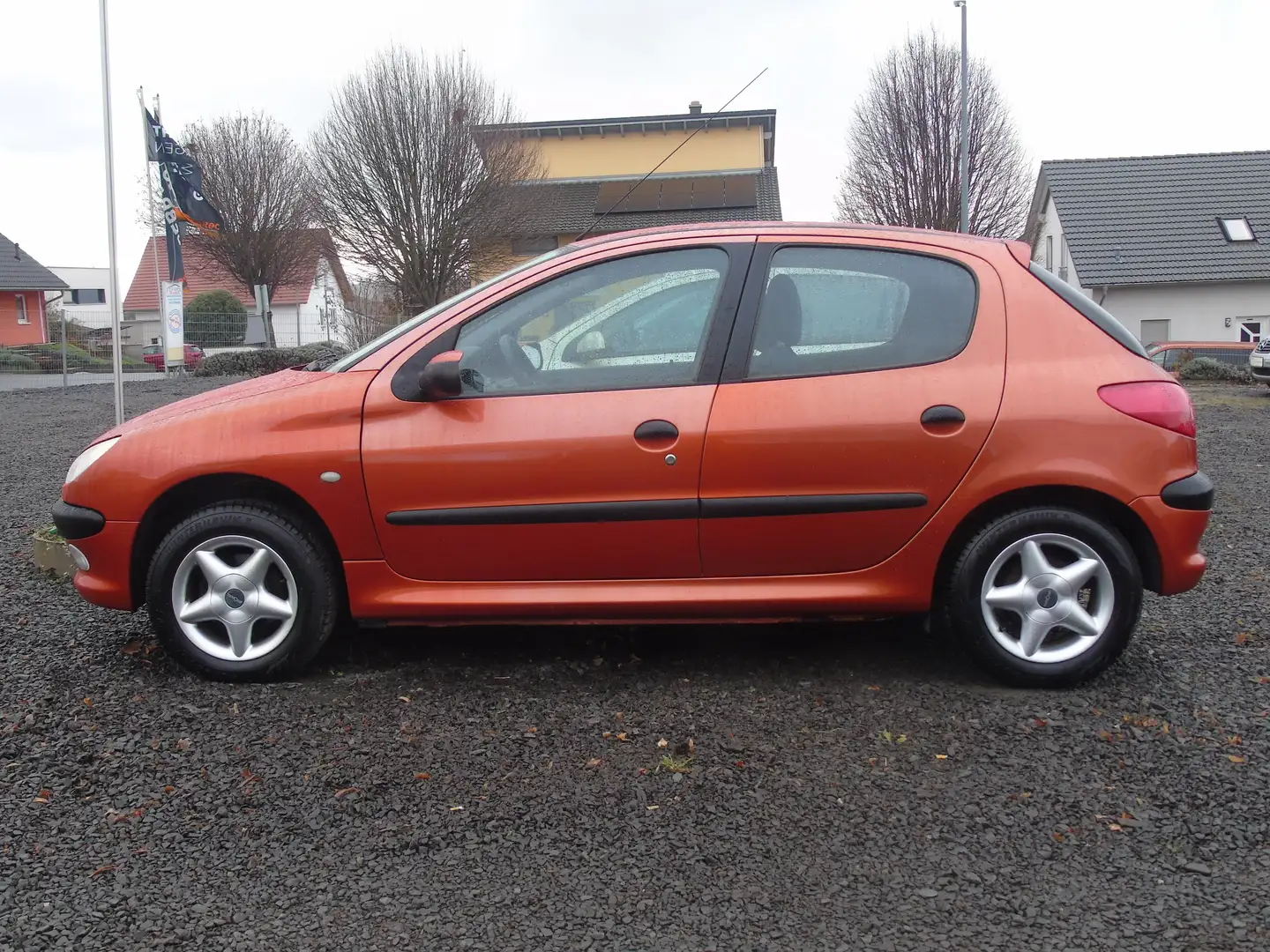 Peugeot 206 75 PS*KLIMAANLAGE*TÜV 01-2026*NUR 146 TKM*ABS.. Oranje - 1