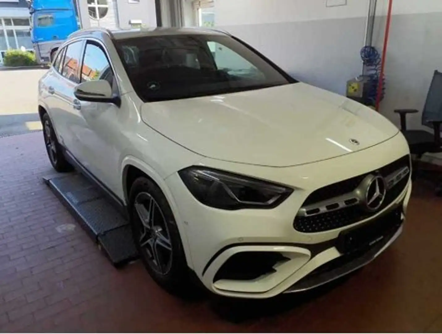 Mercedes-Benz GLA 200 Premium Amg Adv. Plus Distr. Amb. GANCIO Multibeam Blanc - 1