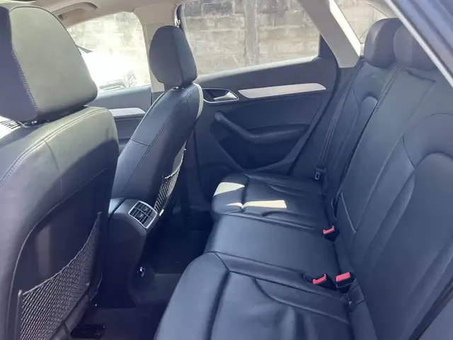 Audi Q3 view 8