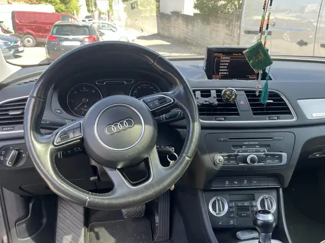 Audi Q3 view 6