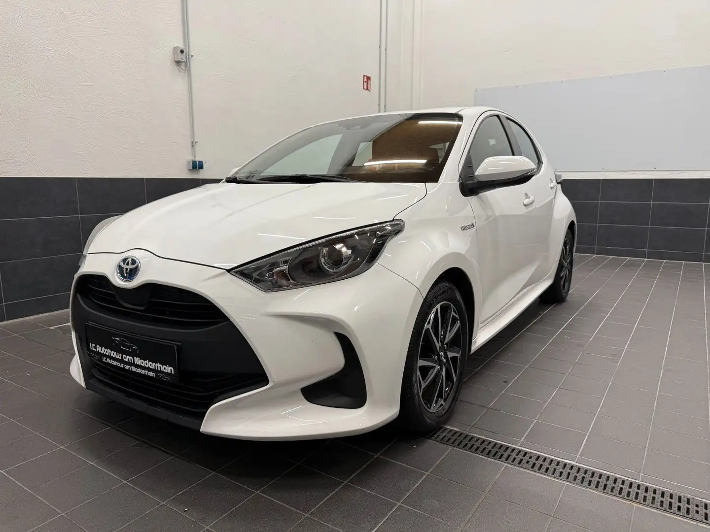 Toyota Yaris Hybrid Business Edition|KAMERA|CARPLAY|ALU Weiß - 1