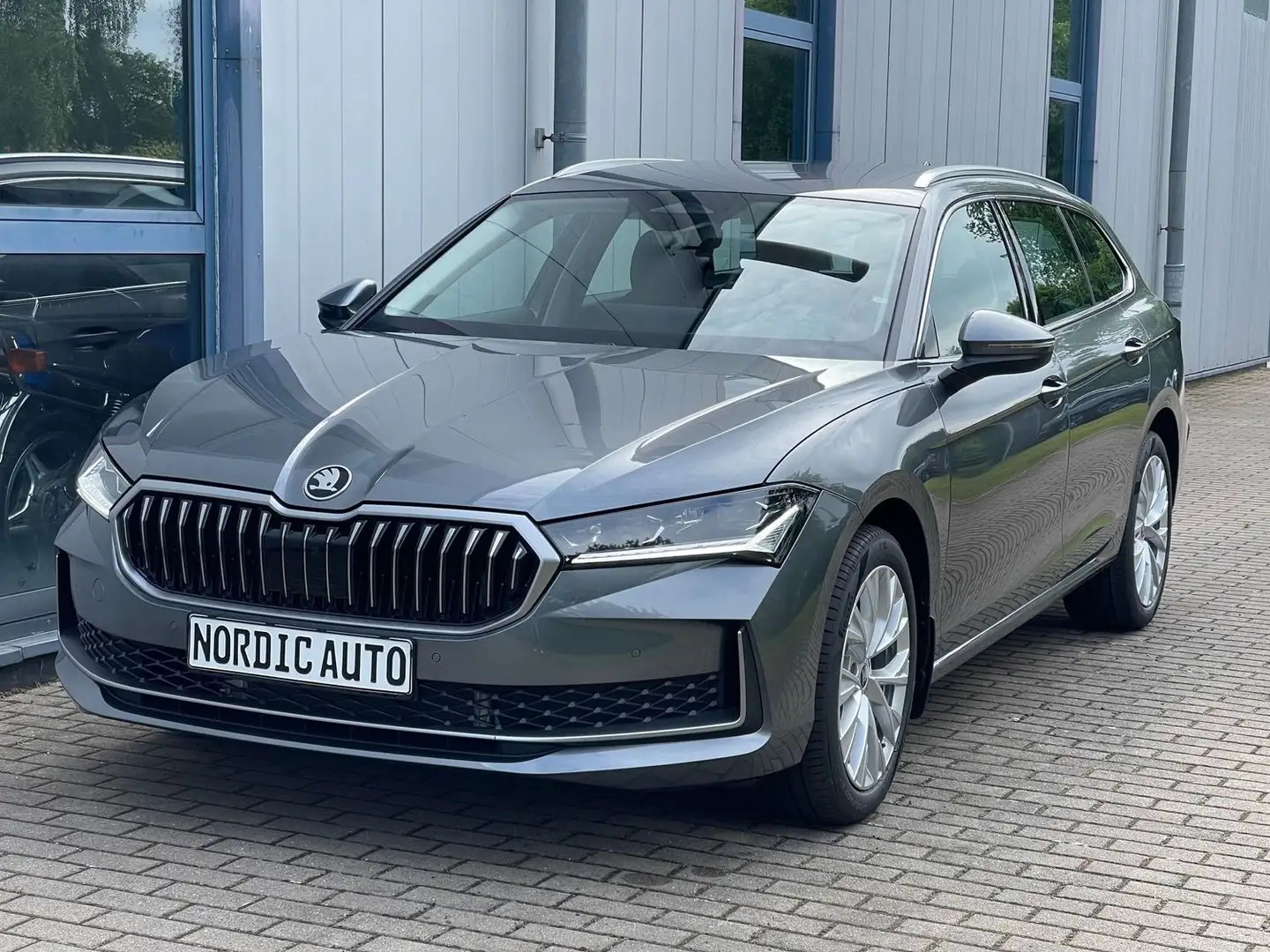 Skoda Superb 2.0 TDI 4x4 Canton+Sitzbelüft+StandH+AHK+Massage Gris - 1