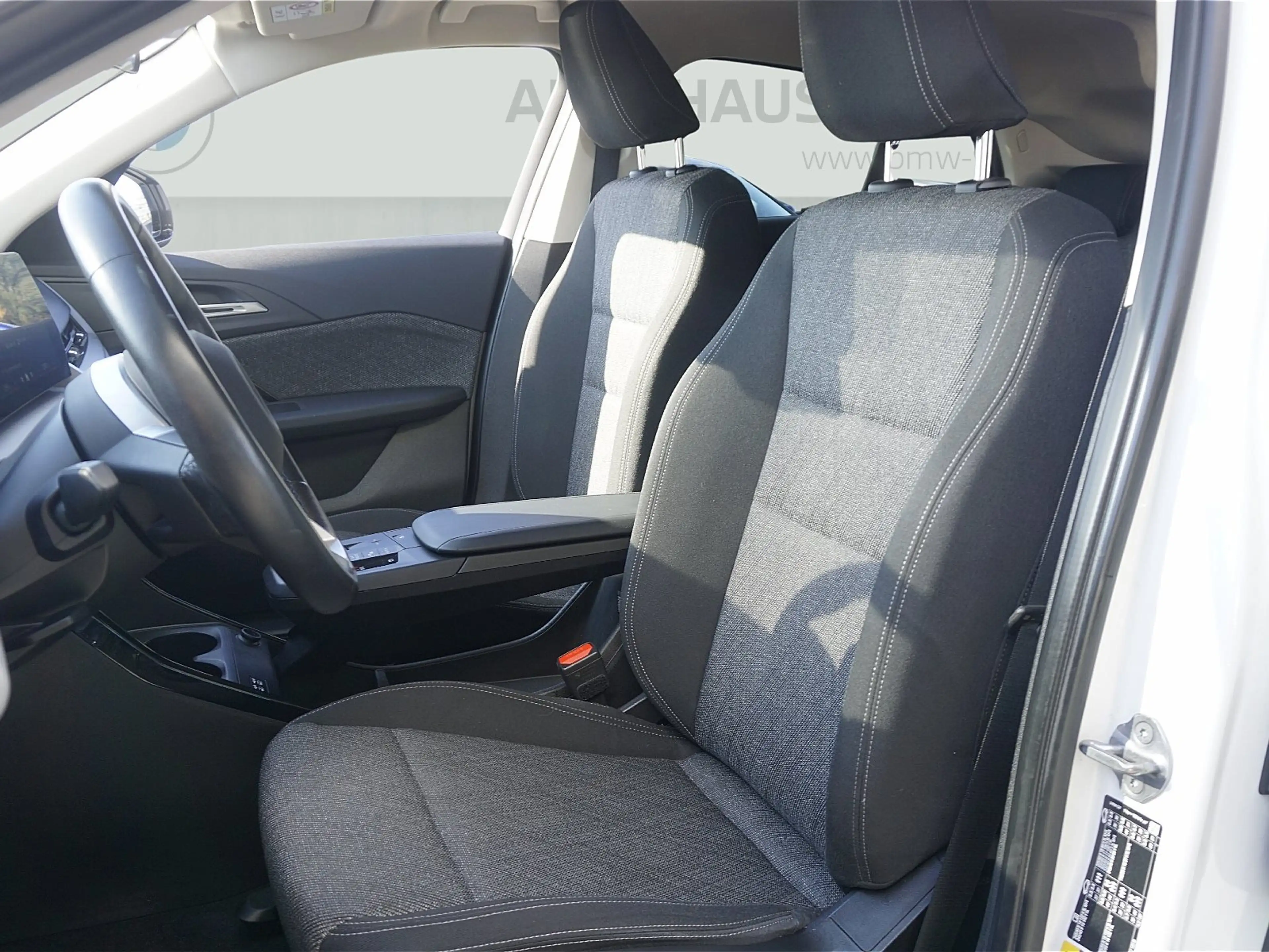 BMW iX2 xDrive30 — photo 7