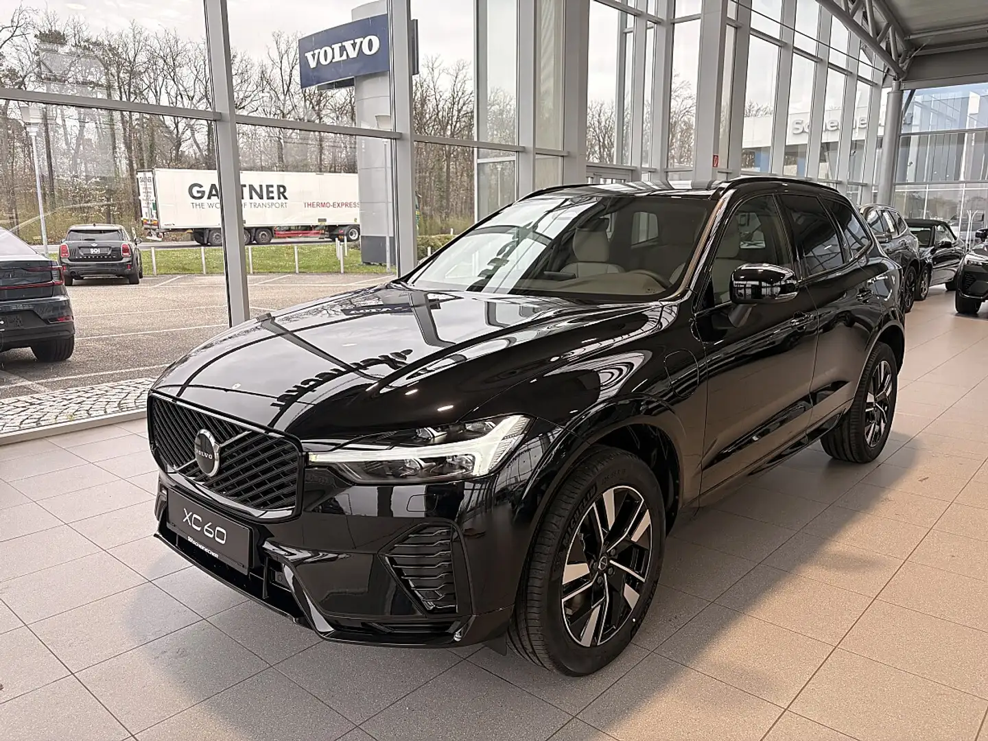 Volvo XC60 T6 AWD PHEV 18,8kWh Plus Dark Aut. Schwarz - 2