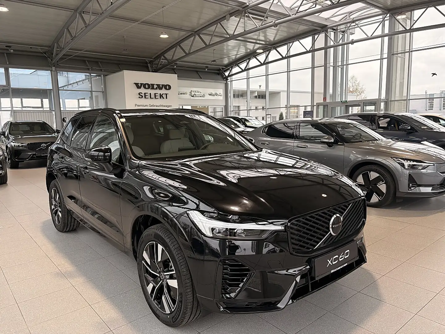 Volvo XC60 T6 AWD PHEV 18,8kWh Plus Dark Aut. Schwarz - 1