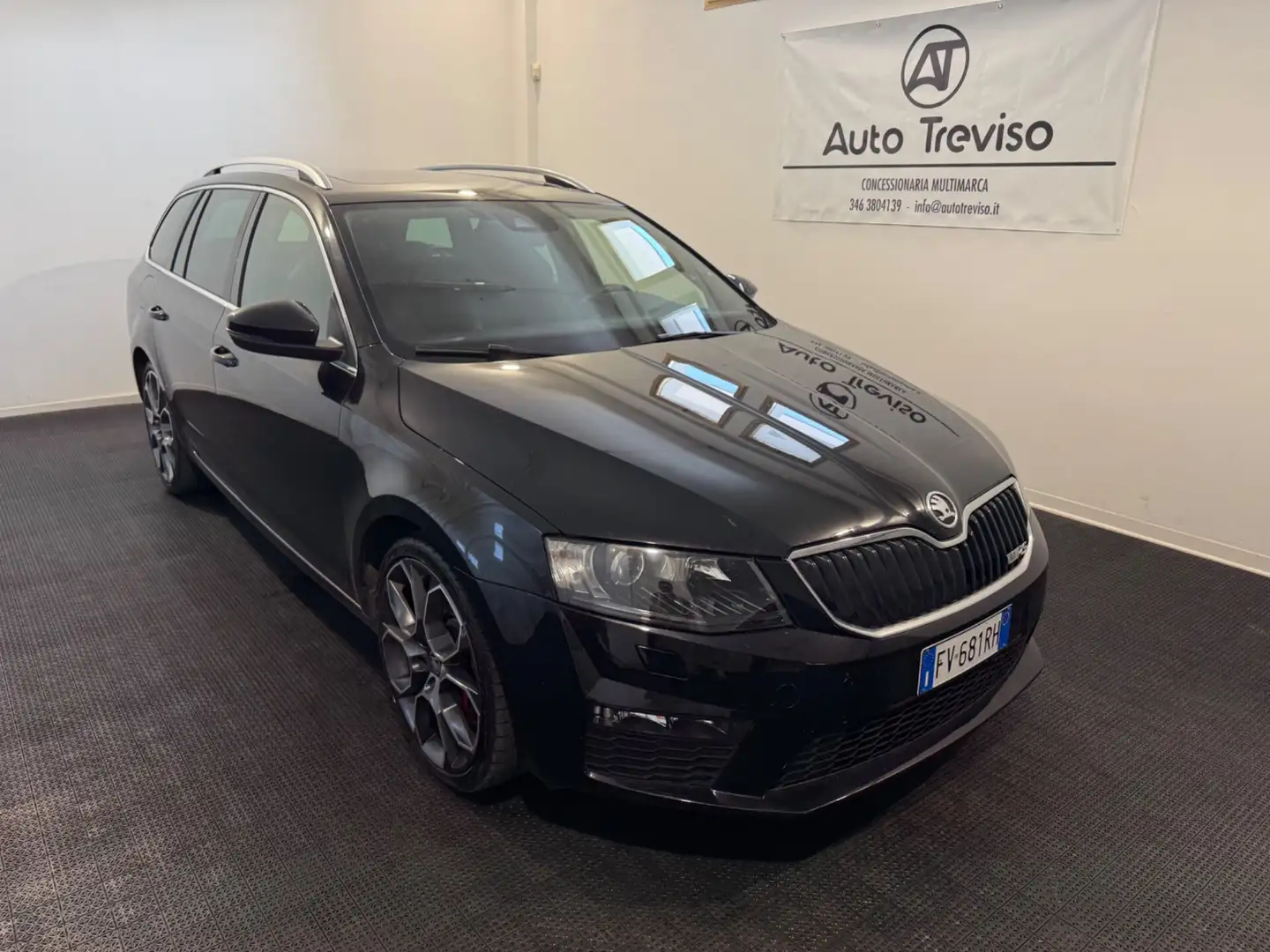 Skoda Octavia 2.0 TDI DSG Wagon RS FULL!! Zwart - 1