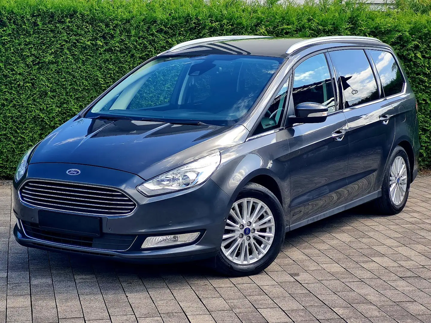 Ford Galaxy Titanium (7-Sitzer, Allrad, 181 PS, AHK) Grau - 1