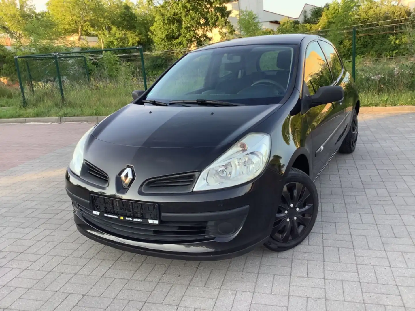 Renault Clio *116TKm*SHEFT*KLIMA*WEBASTO*TÜV NEU*4SREIFEN Schwarz - 2