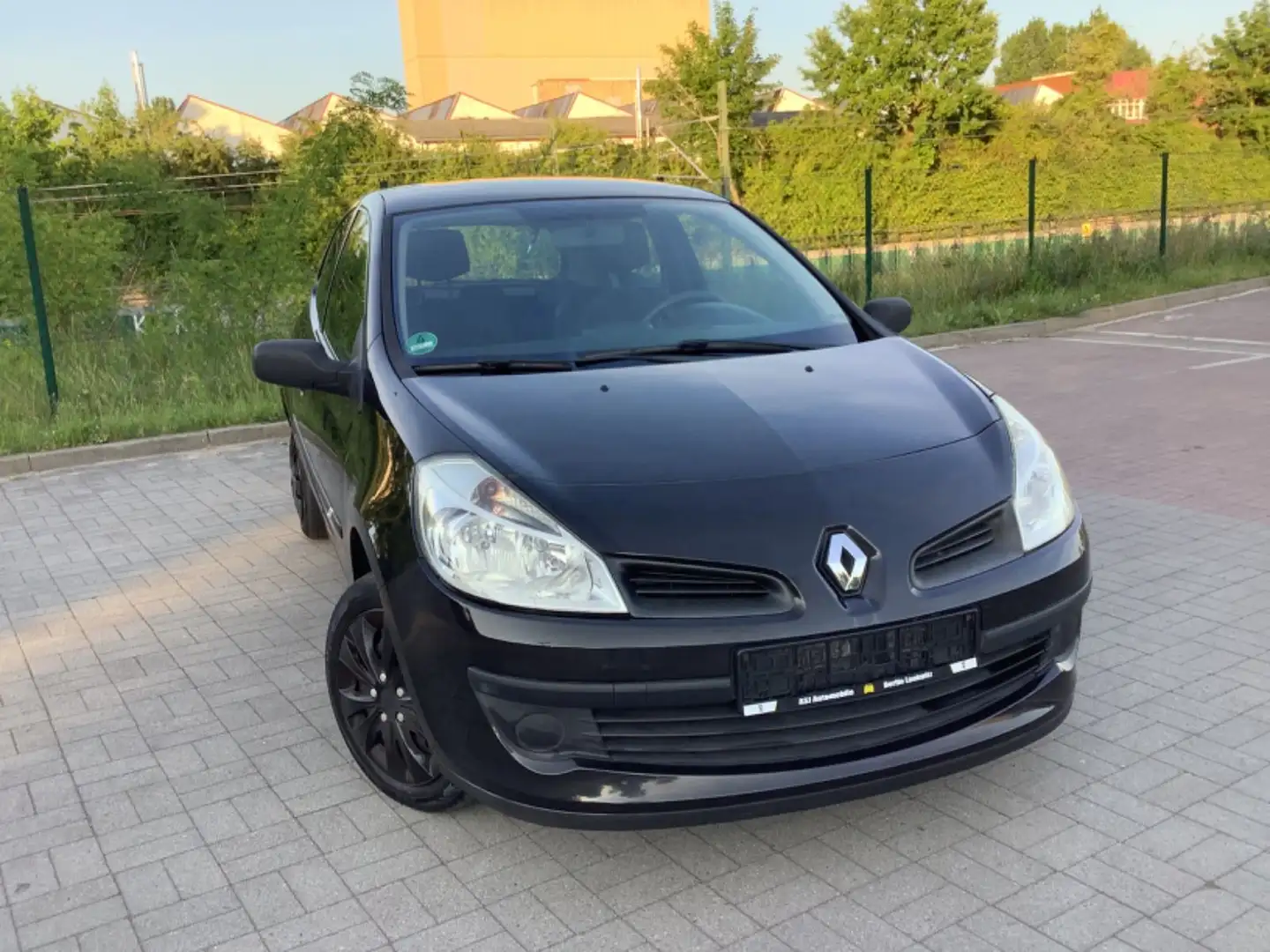 Renault Clio *116TKm*SHEFT*KLIMA*WEBASTO*TÜV NEU*4SREIFEN Schwarz - 1