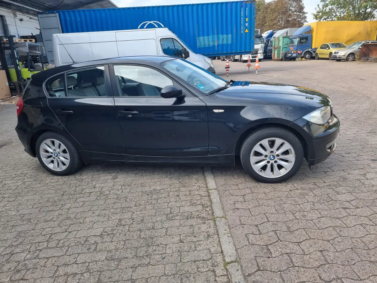 BMW 120 120i Schwarz - 1
