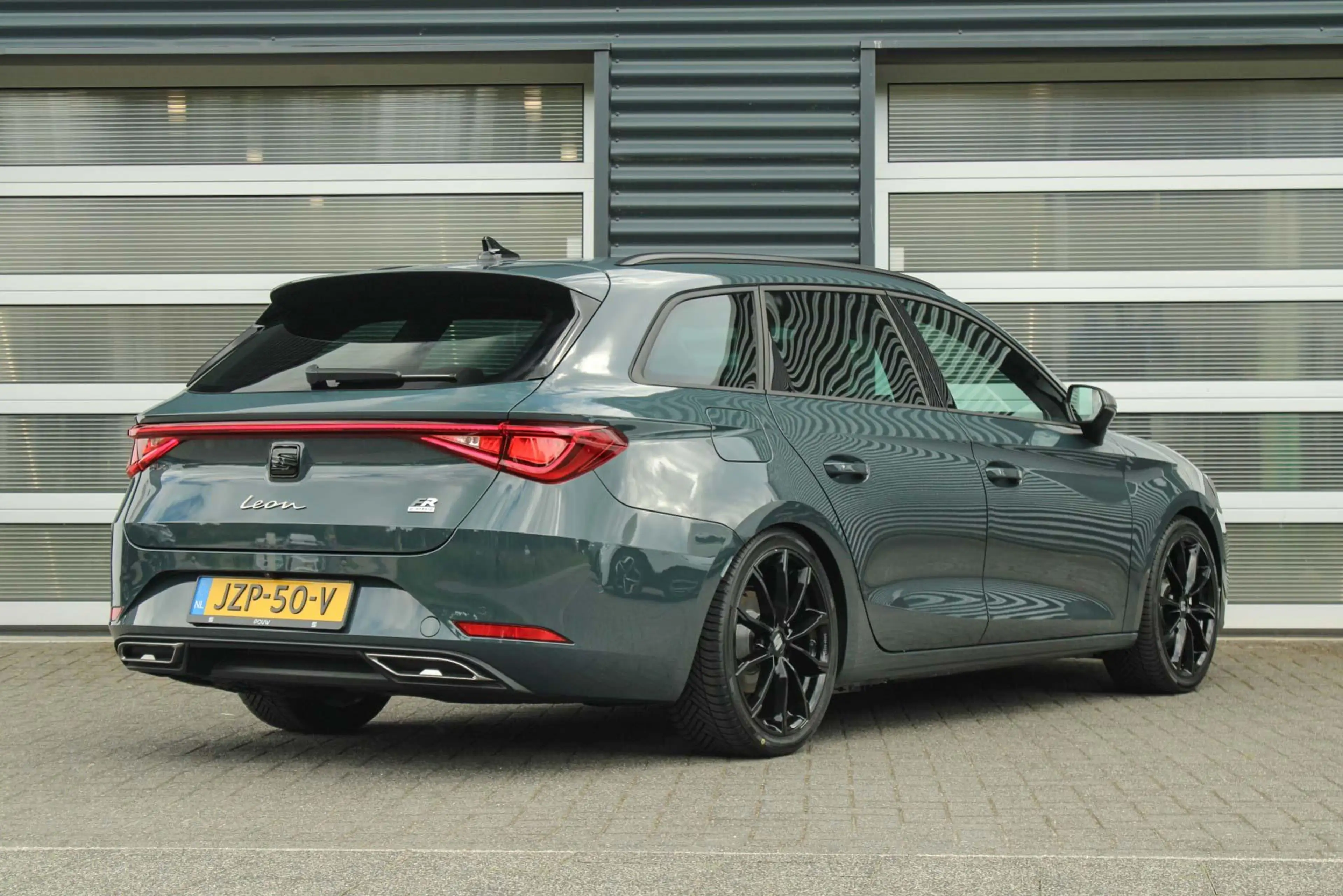 SEAT Leon e-Hybrid Sportstourer 1.5 TSI 204pk FR Business | Black Pak — photo 2