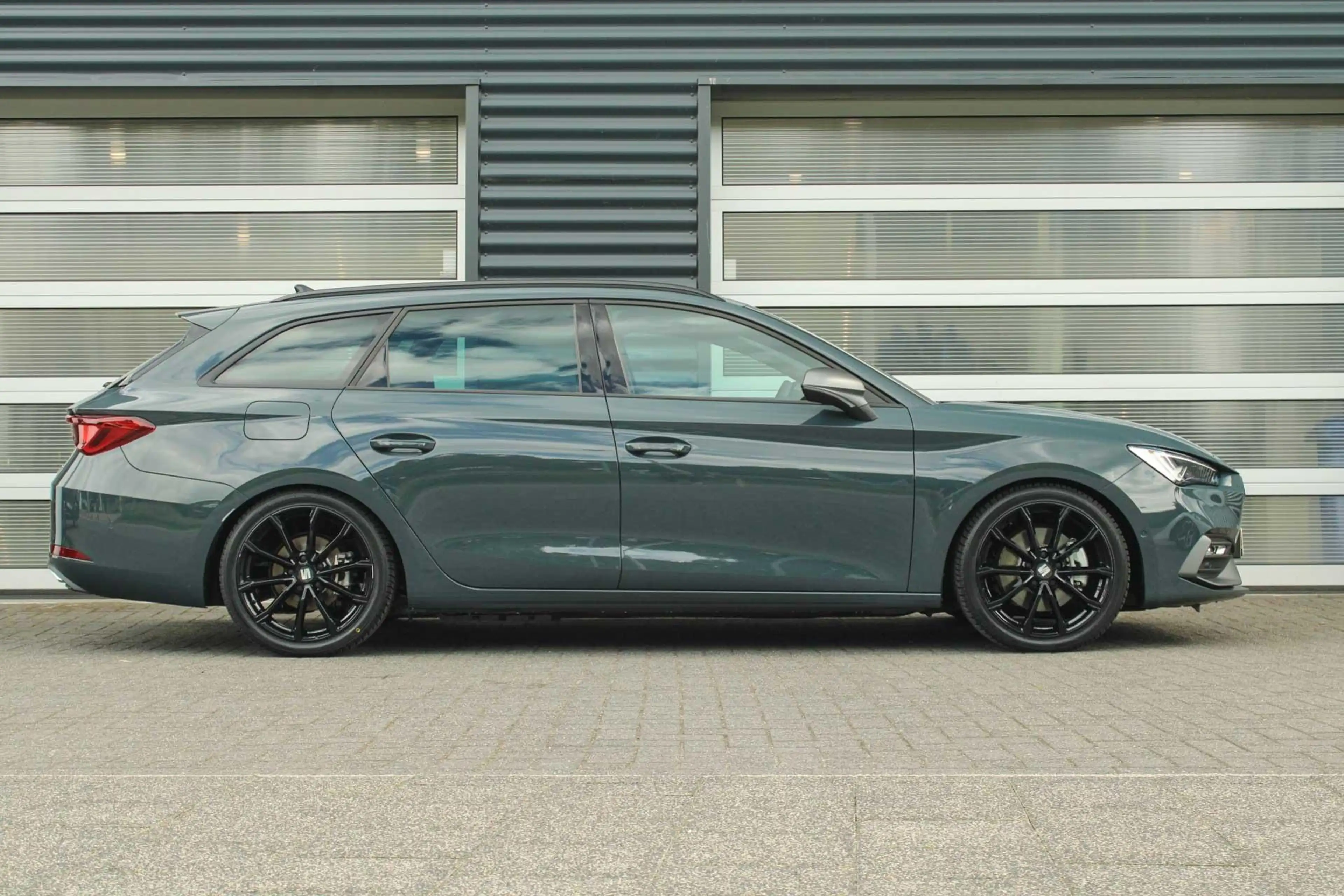SEAT Leon e-Hybrid Sportstourer 1.5 TSI 204pk FR Business | Black Pak — photo 3