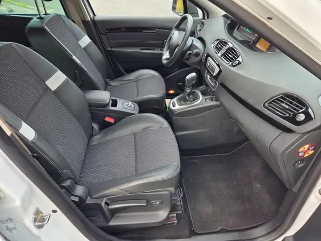 Renault Scenic view 24