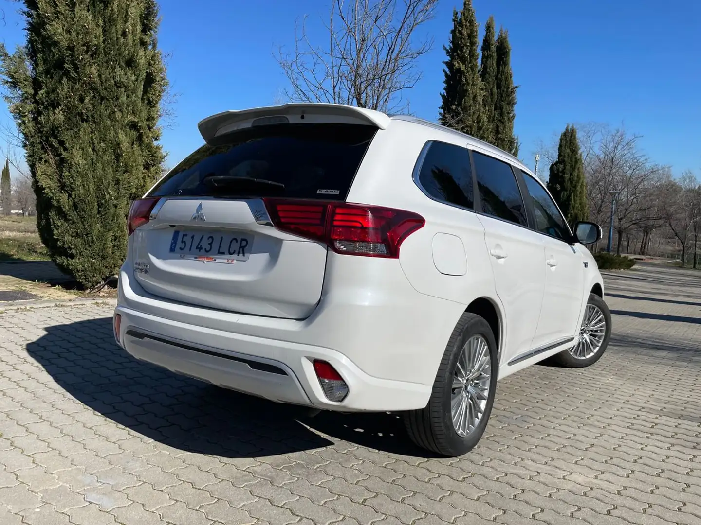 Mitsubishi Outlander Motion Auto 4WD 2.4 PHEV 224cv. *IVA deducible* *1 Blanco - 2