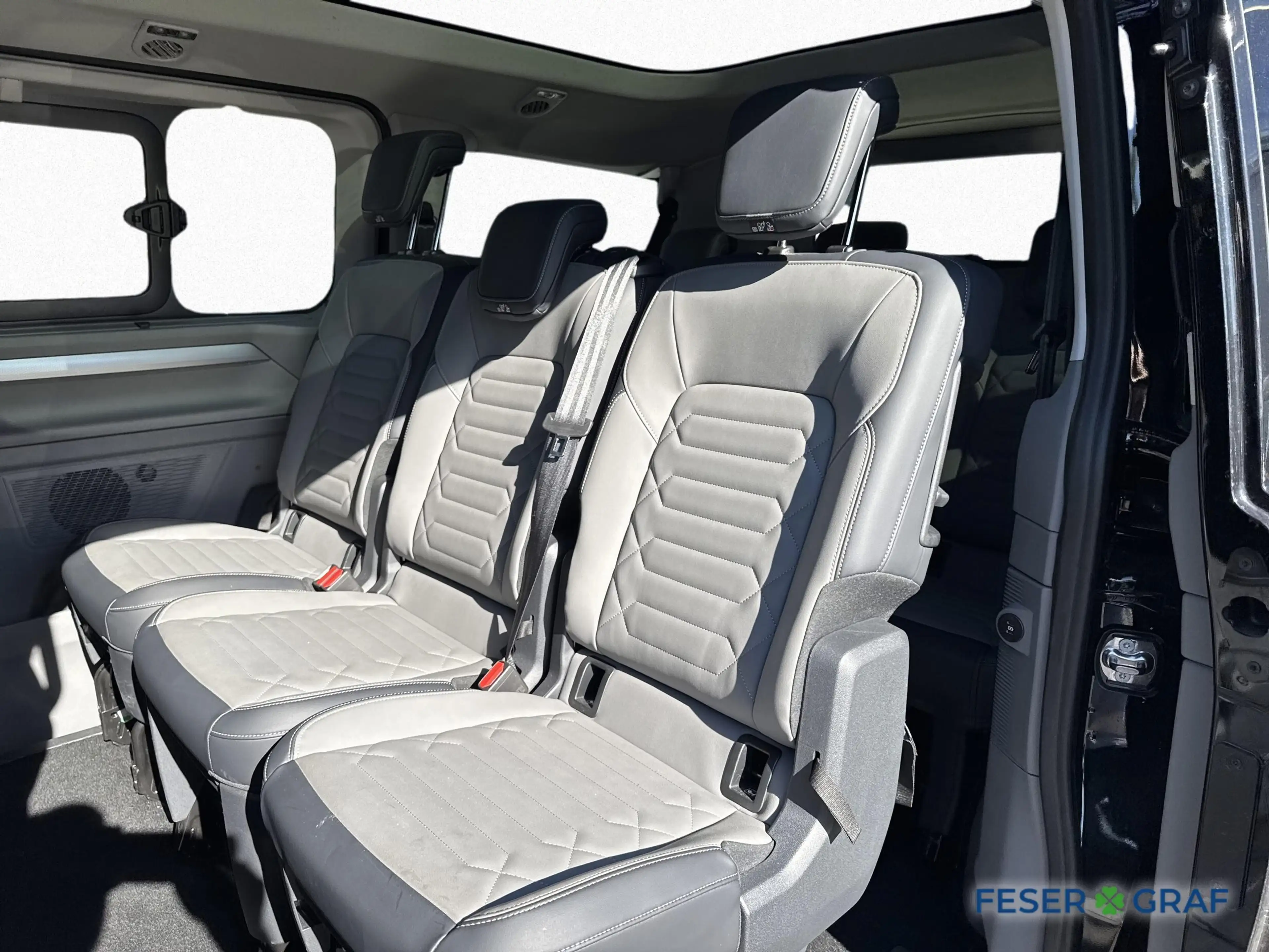 Volkswagen T7 Kombi e-Caravelle Style KR Navi AHK Harman Kardon — photo 12