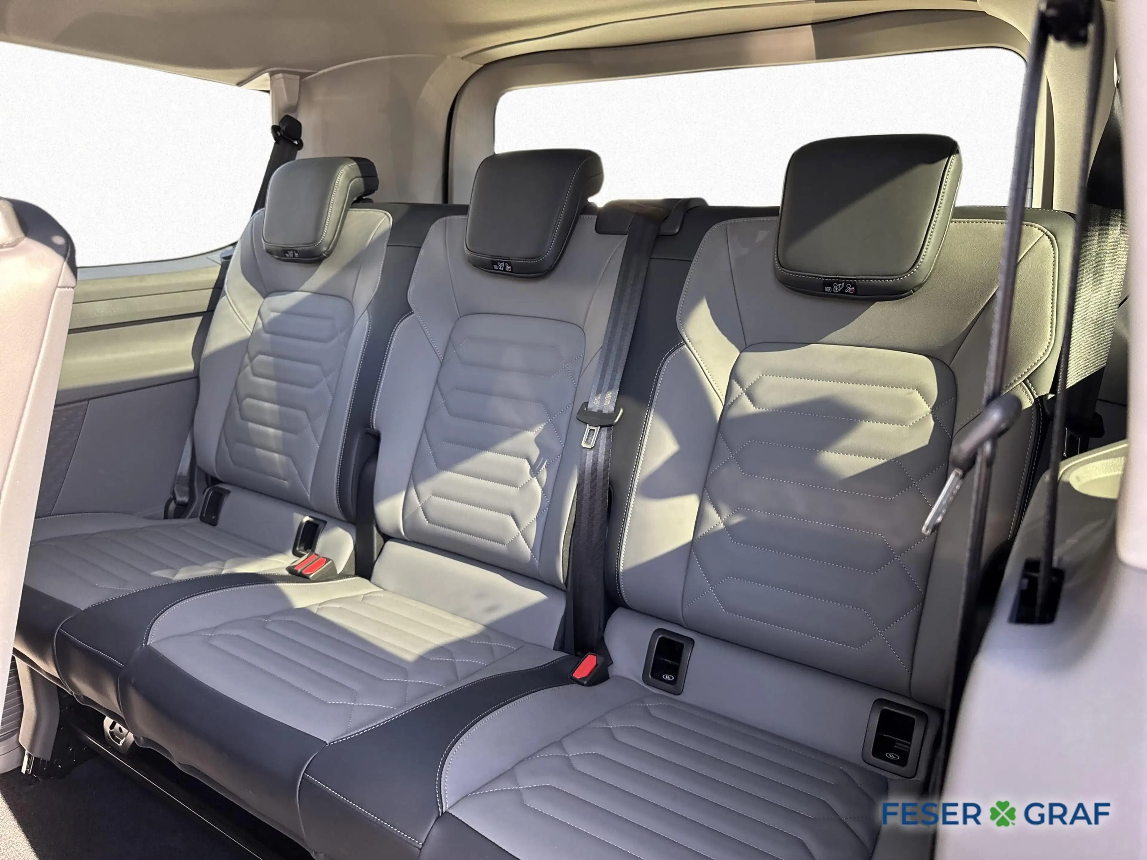 Volkswagen T7 Kombi e-Caravelle Style KR Navi AHK Harman Kardon — photo 13