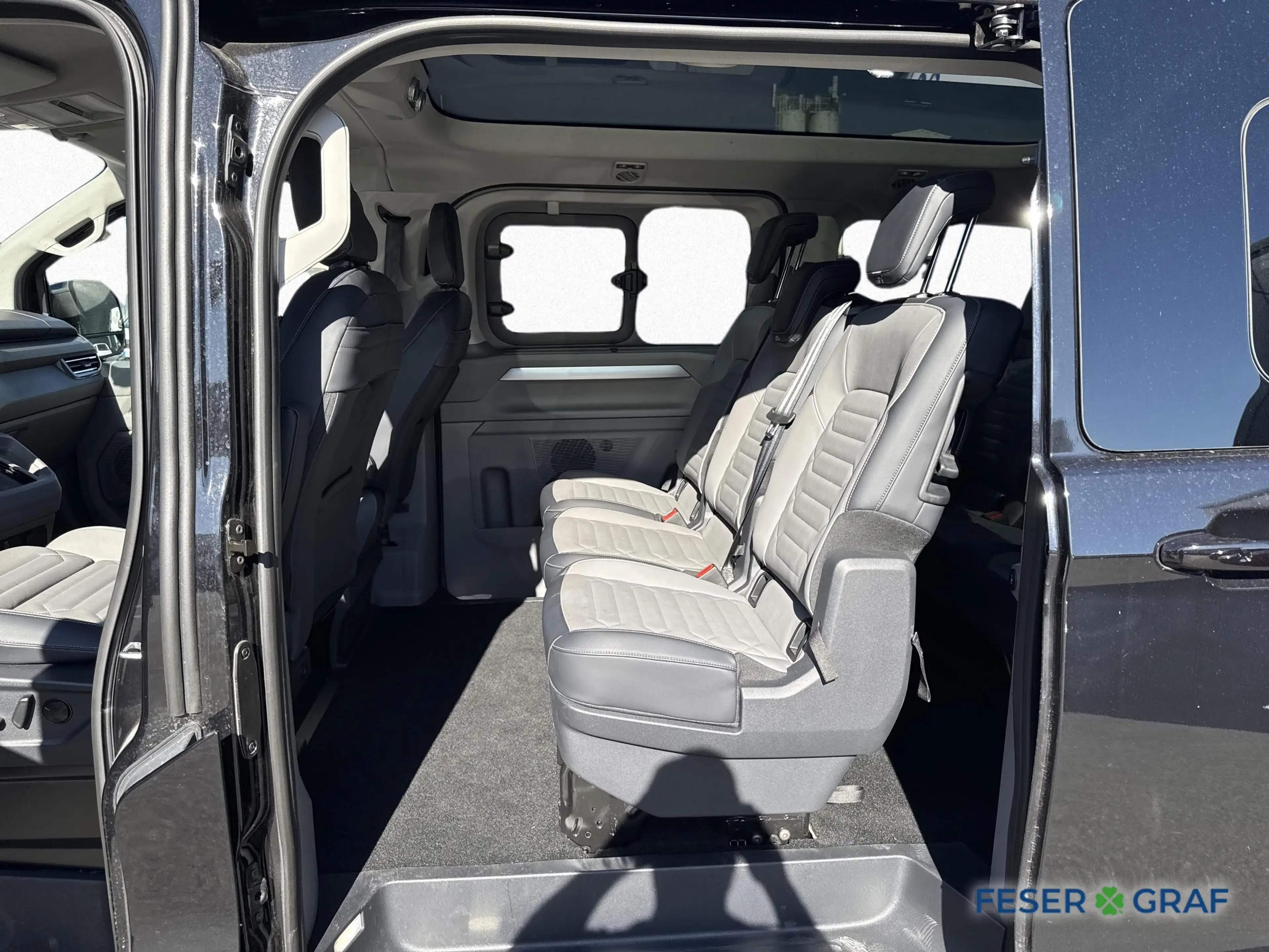 Volkswagen T7 Kombi e-Caravelle Style KR Navi AHK Harman Kardon — photo 11