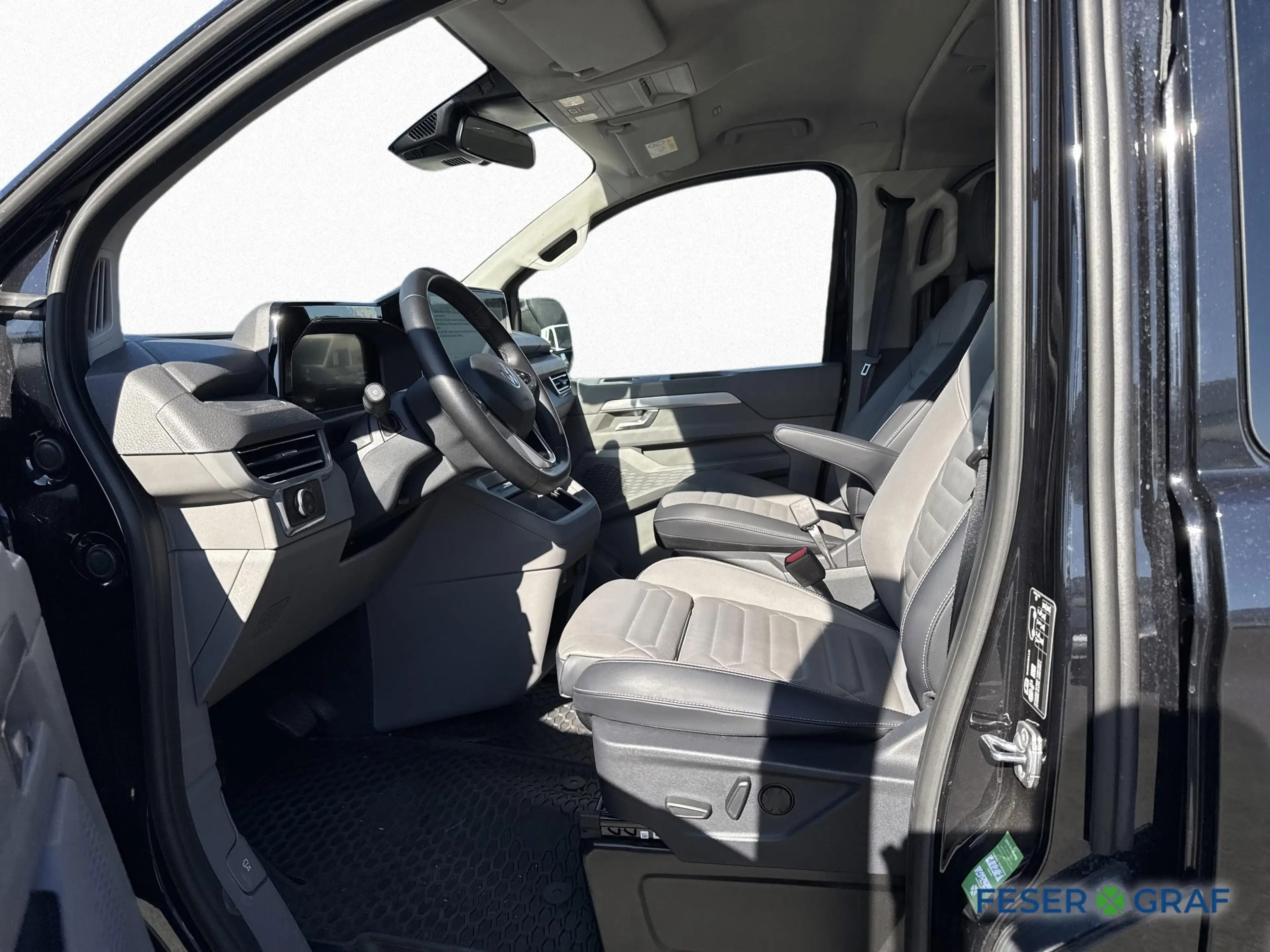 Volkswagen T7 Kombi e-Caravelle Style KR Navi AHK Harman Kardon — photo 10