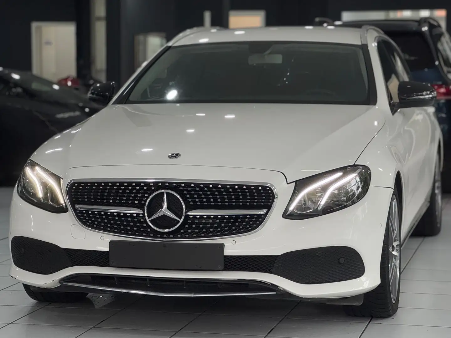 Mercedes-Benz E 220 d *AMBI-L*R-CAM*LED*19Z-AMG*TOTW*LEDER* Weiß - 1