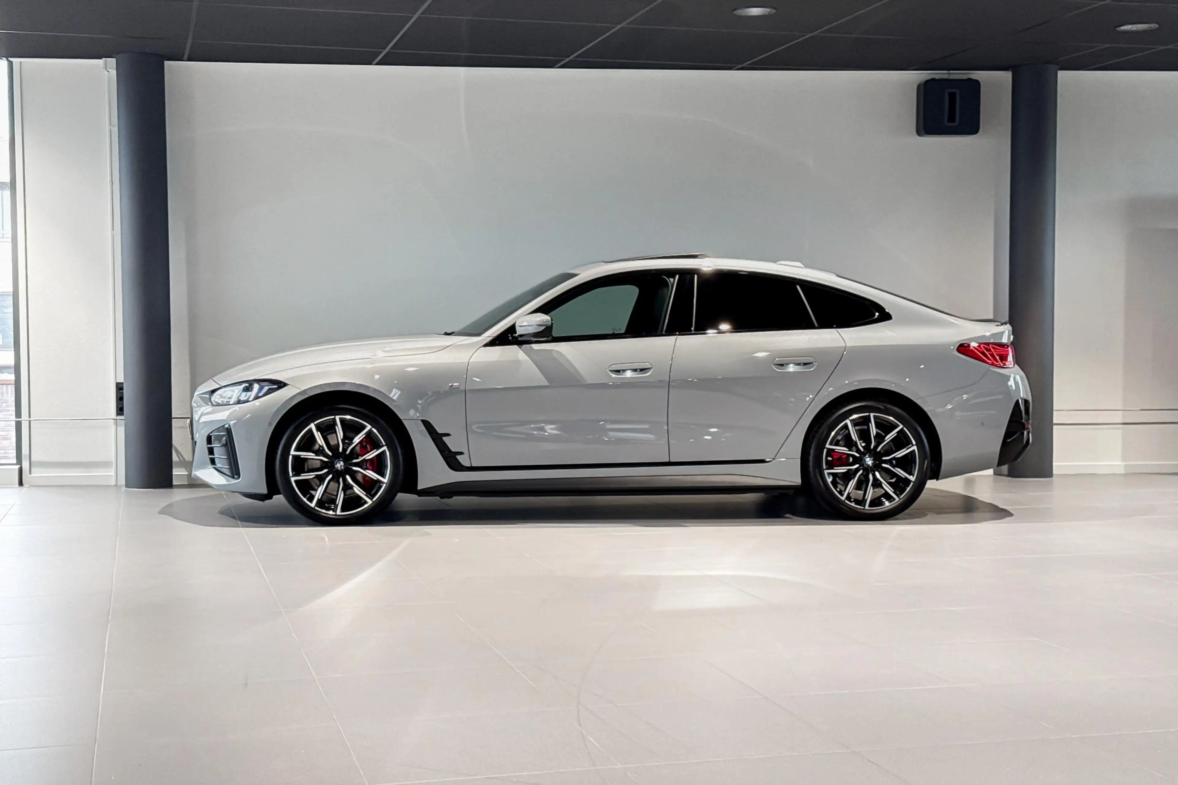 BMW i4 eDrive40 84 kWh | M Sport Pro | Glazen schuif-/kan — photo 2