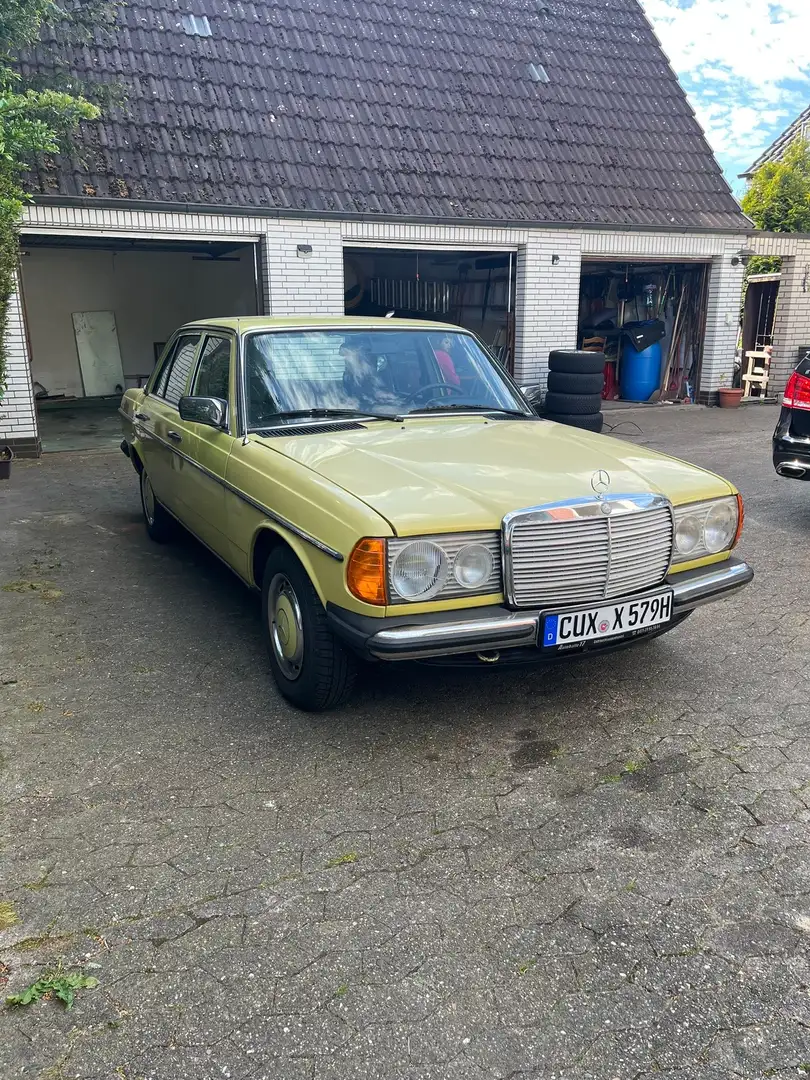 Mercedes-Benz 240 D - 1