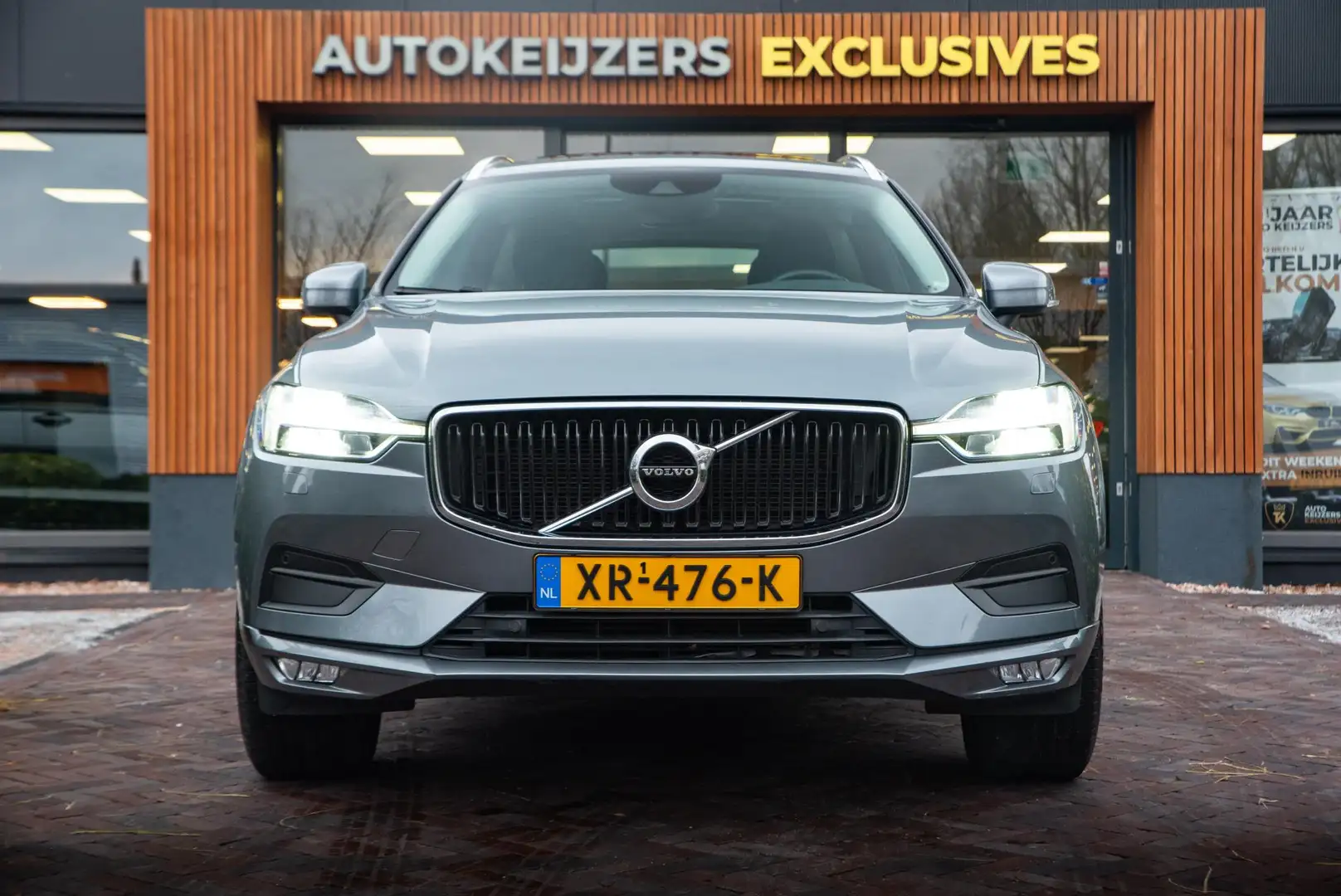 Volvo XC60 2.0 D4 AWD Momentum Panodak Leer Navigatie Camera Grijs - 2