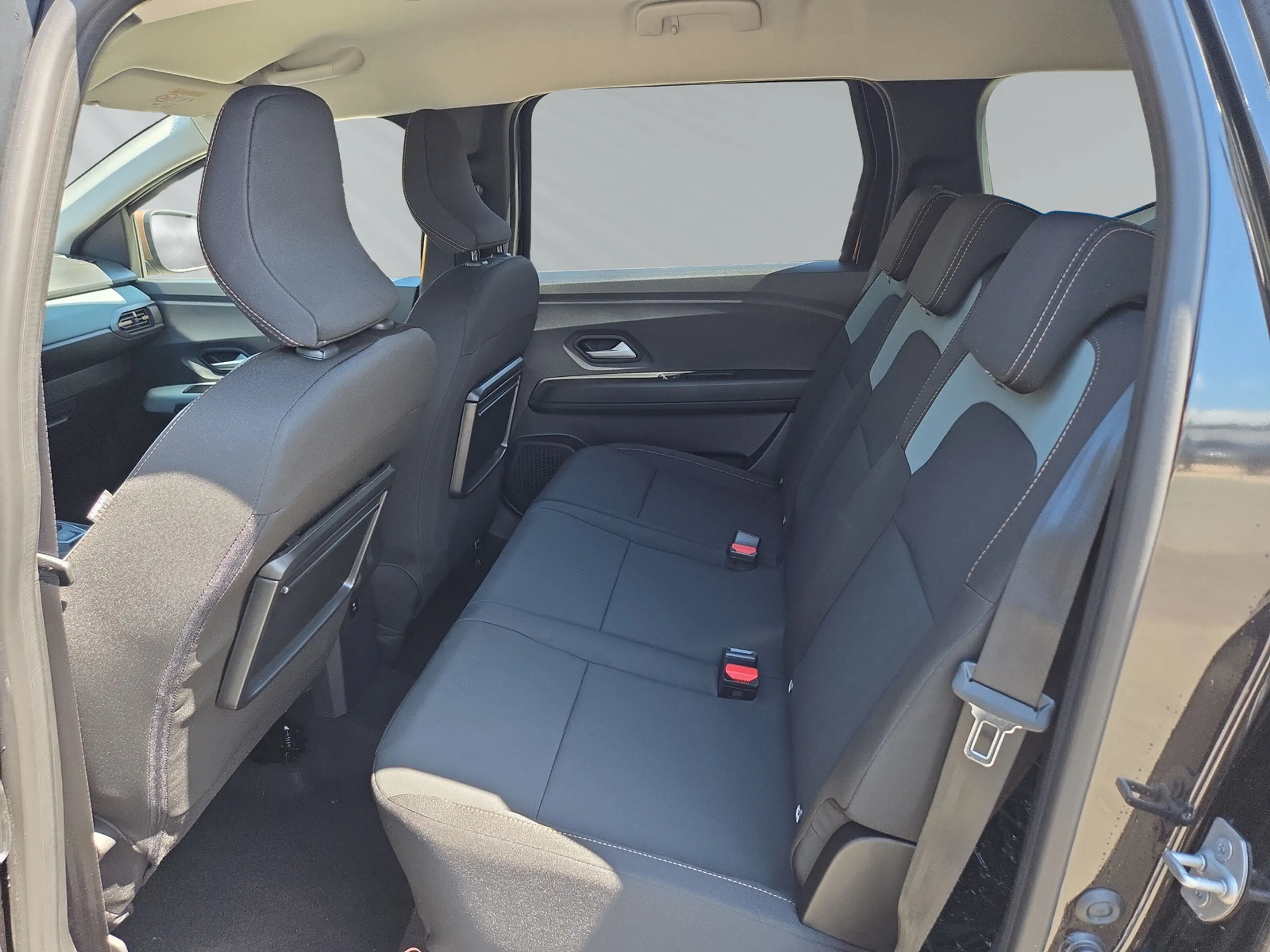 Dacia Jogger Extreme hybrid 155 — photo 8