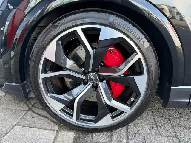 Audi RS Q8 view 11