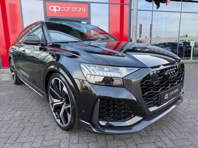 Audi RS Q8 view 3