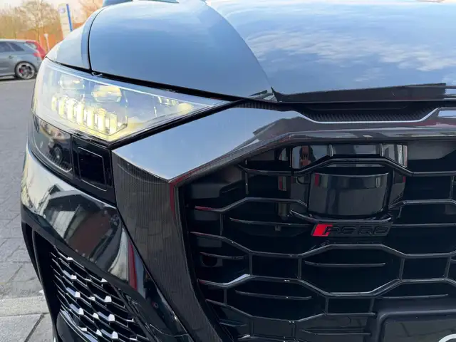 Audi RS Q8 view 9