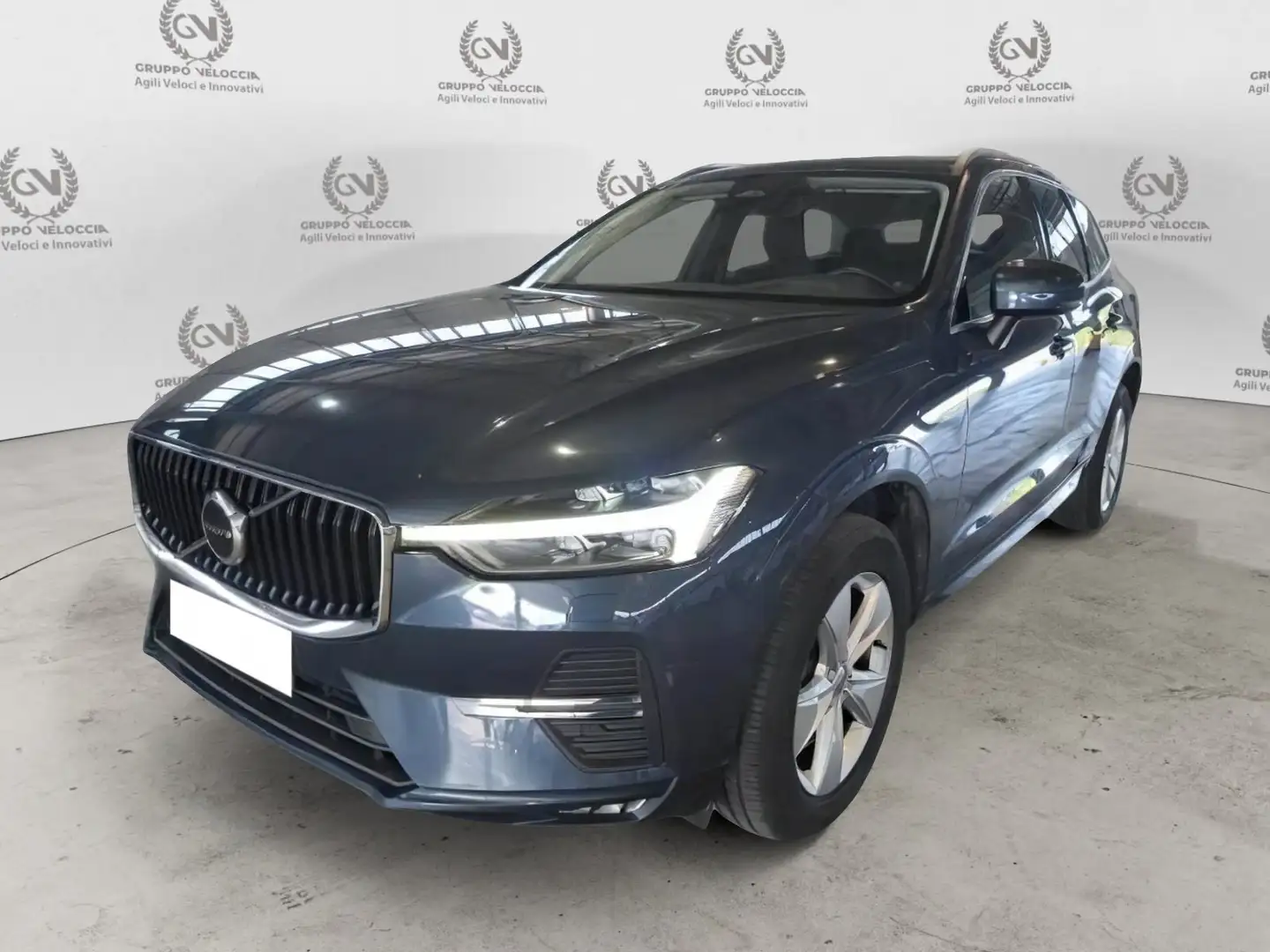 Volvo XC60 B4 (d) AWD Geartronic Momentum Pro Gris - 1