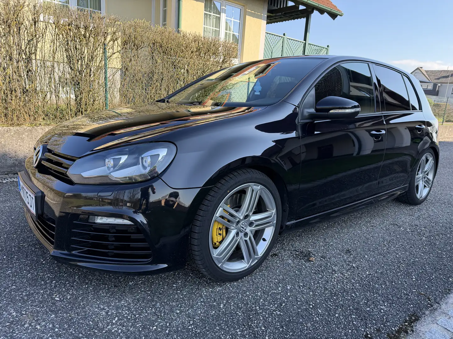 Volkswagen Golf R - 1