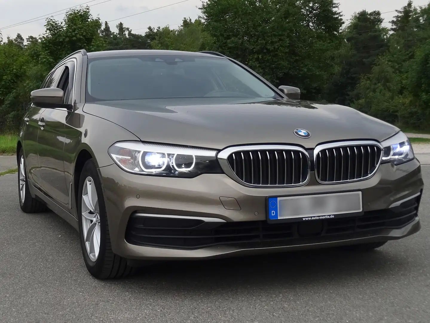 BMW 520 520d Touring Aut. Luxury Line - Head-Up - Keyless - 1