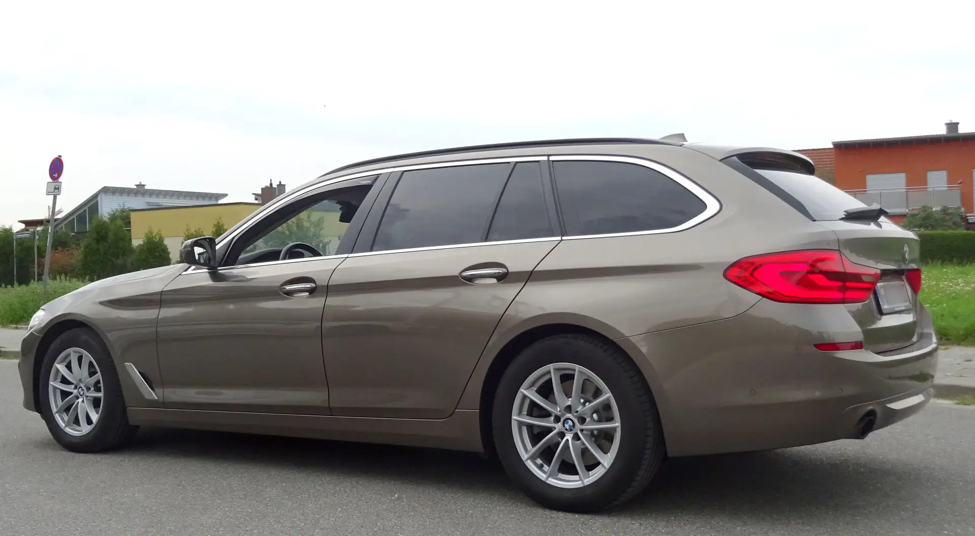 BMW 520 520d Touring Aut. Luxury Line - Head-Up - Keyless - 2