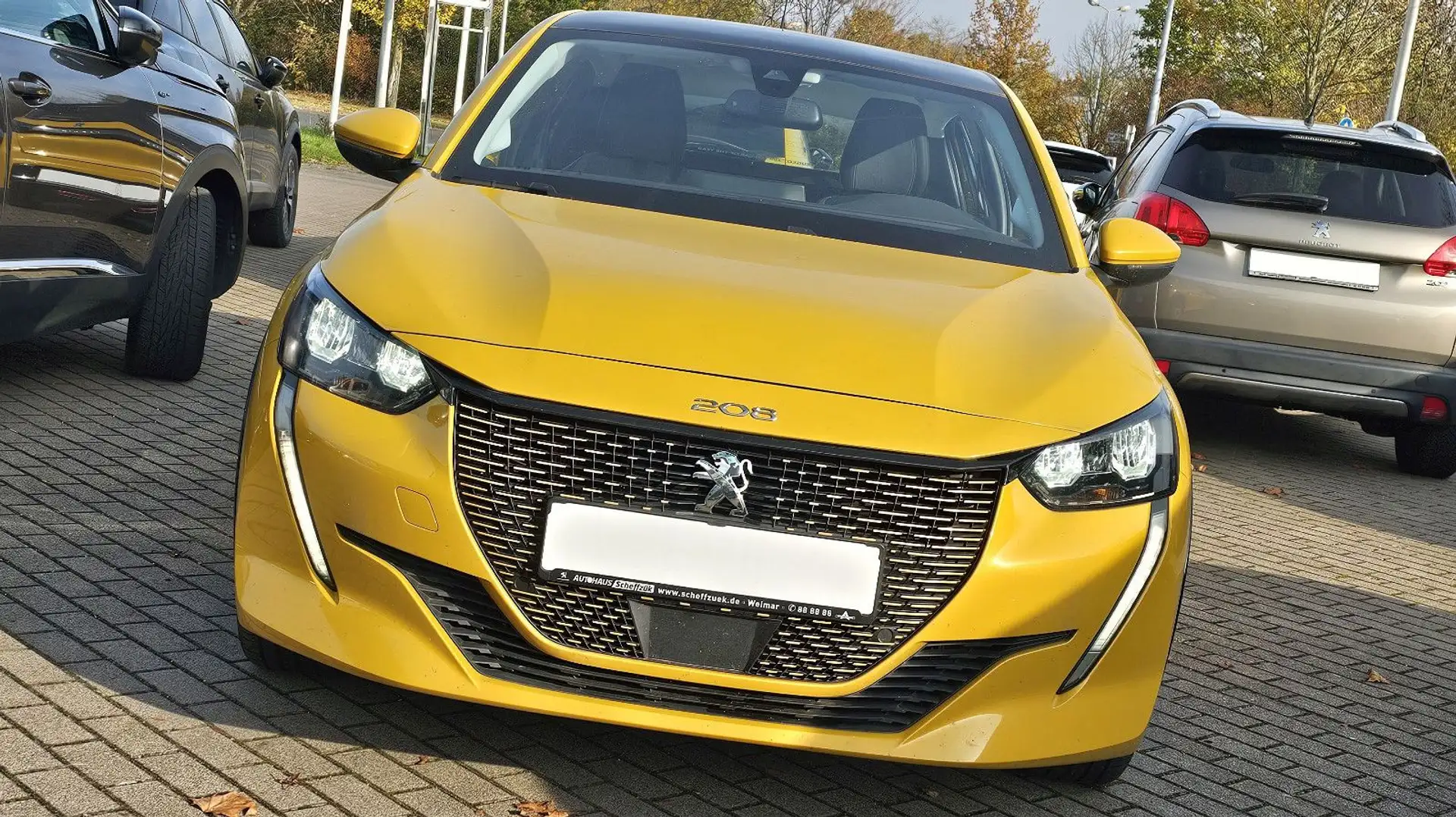 Peugeot 208 e- Allure, Panoramadach Gelb - 2