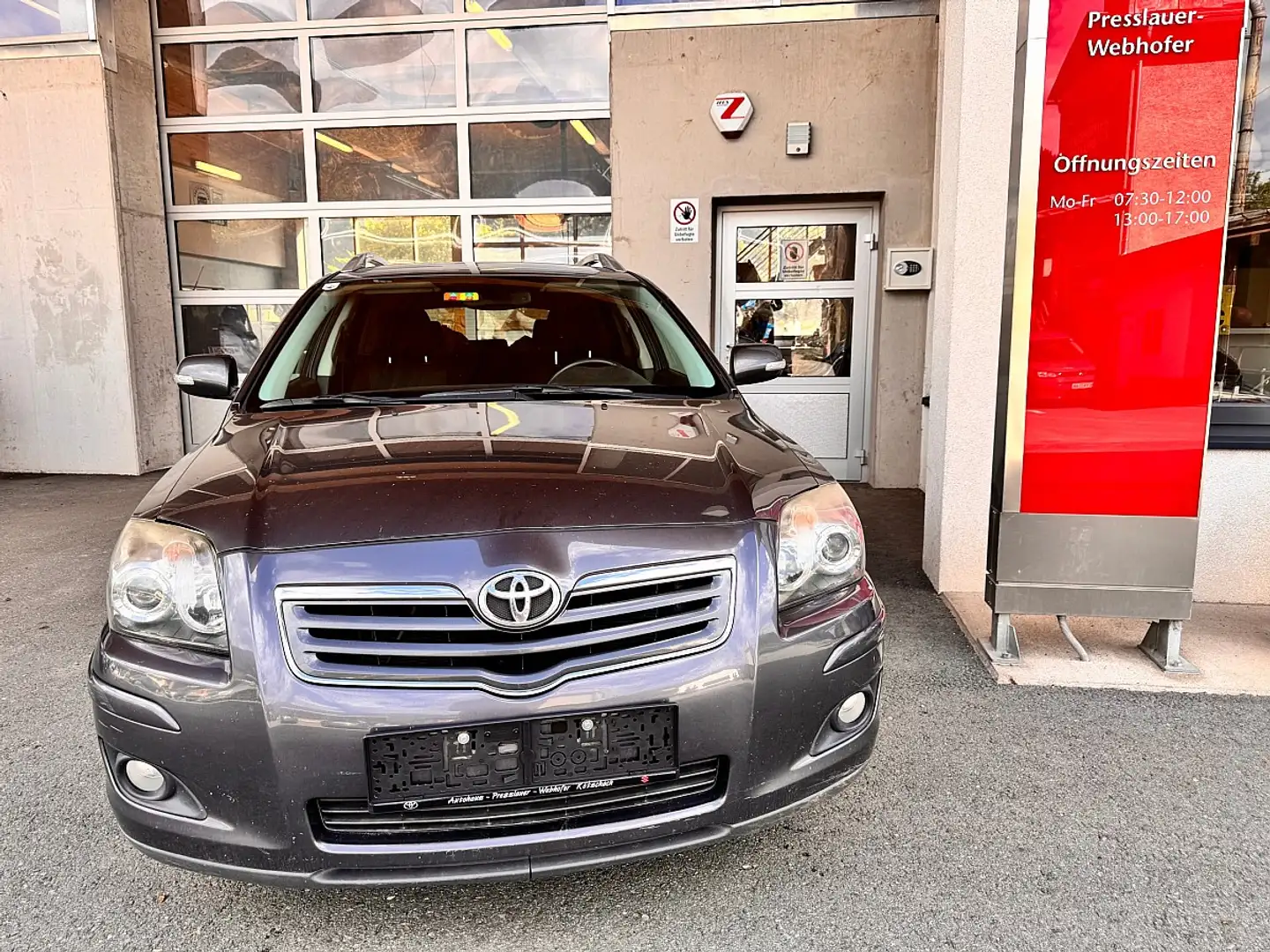 Toyota Avensis 1,8 VVT-i Linea Sol !!! Privatverkauf/ Exportfa... Grau - 2