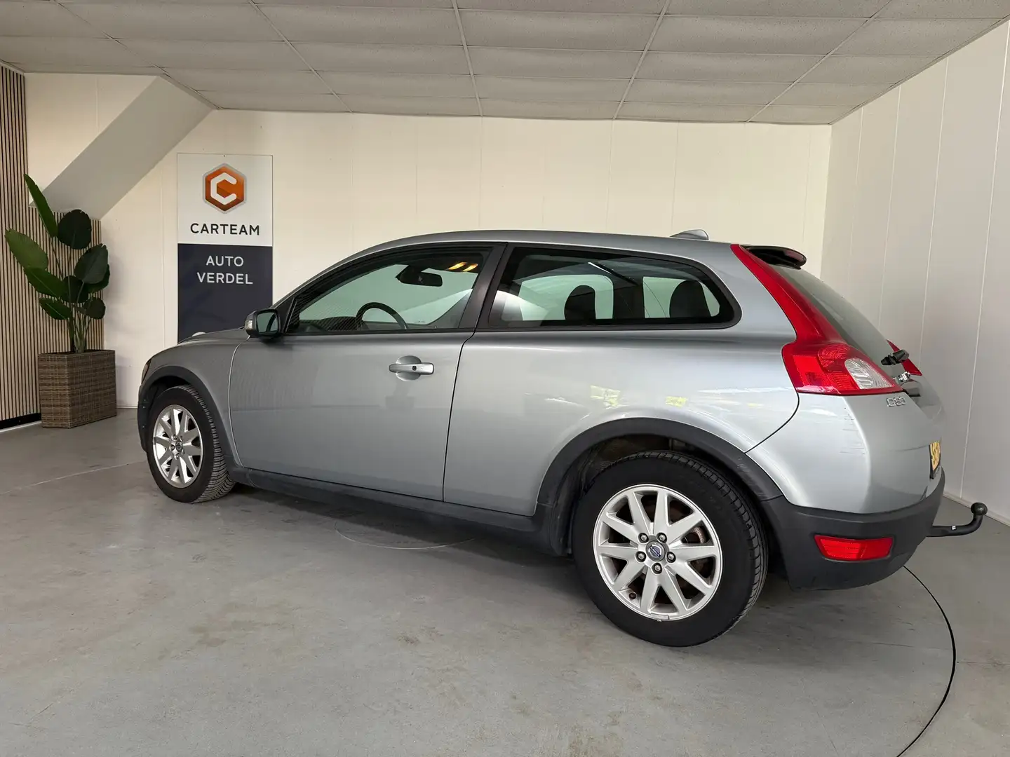 Volvo C30 2.0 Momentum Airco, LMC, Trekhaak, Cruise control Grijs - 2