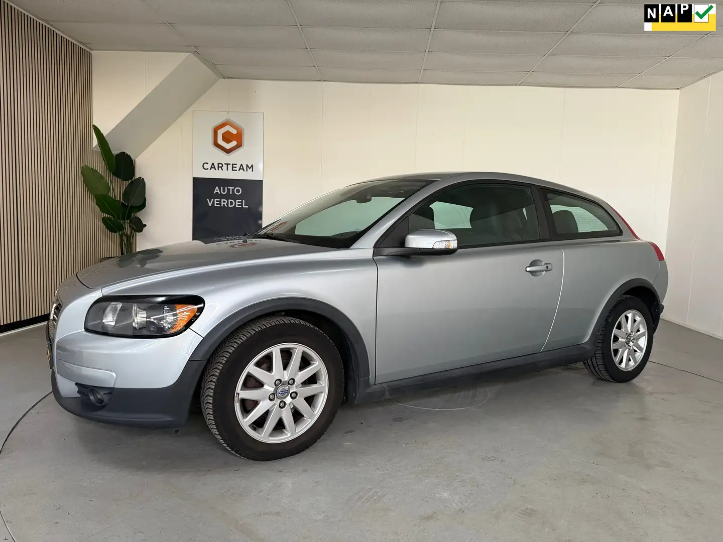 Volvo C30 2.0 Momentum Airco, LMC, Trekhaak, Cruise control Grijs - 1