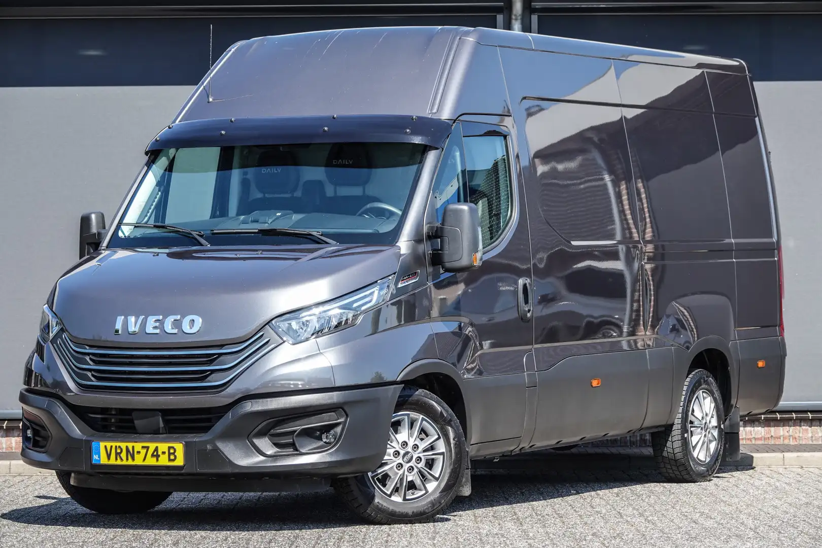 Iveco Daily 35S21 L2H2 207Pk Hi-Matic Aut. | Achteruitrijcamer Grijs - 1