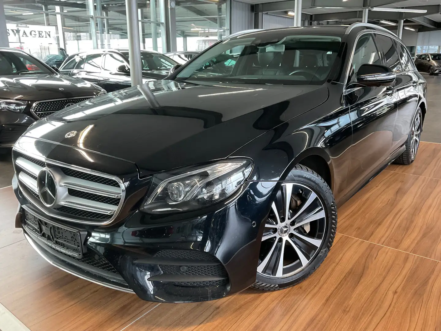 Mercedes-Benz E 400 E 400d 4Matic AMG Line DISTRO/PANO/360/AHK Noir - 1