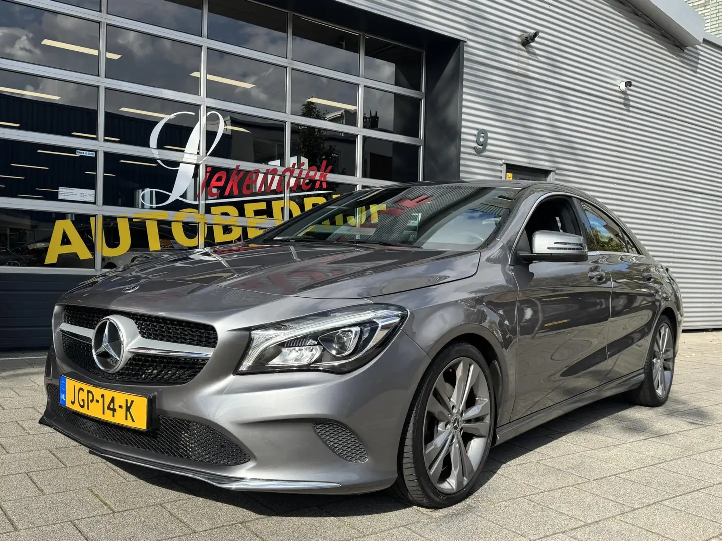 Mercedes-Benz CLA 180 Ambition & Urban - Navigatie I Airco I Bi-Xenon I Gris - 1