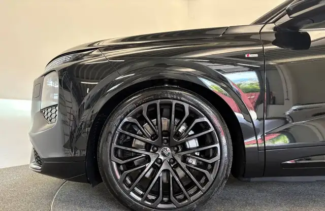 Audi Q7 view 5