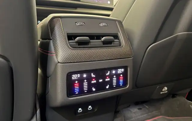 Audi Q7 view 12