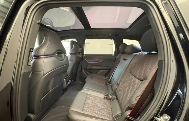 Audi Q7 view 7