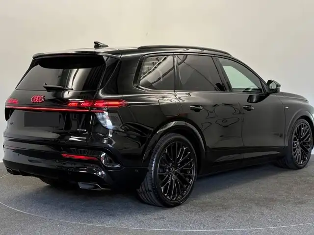 Audi Q7 view 14