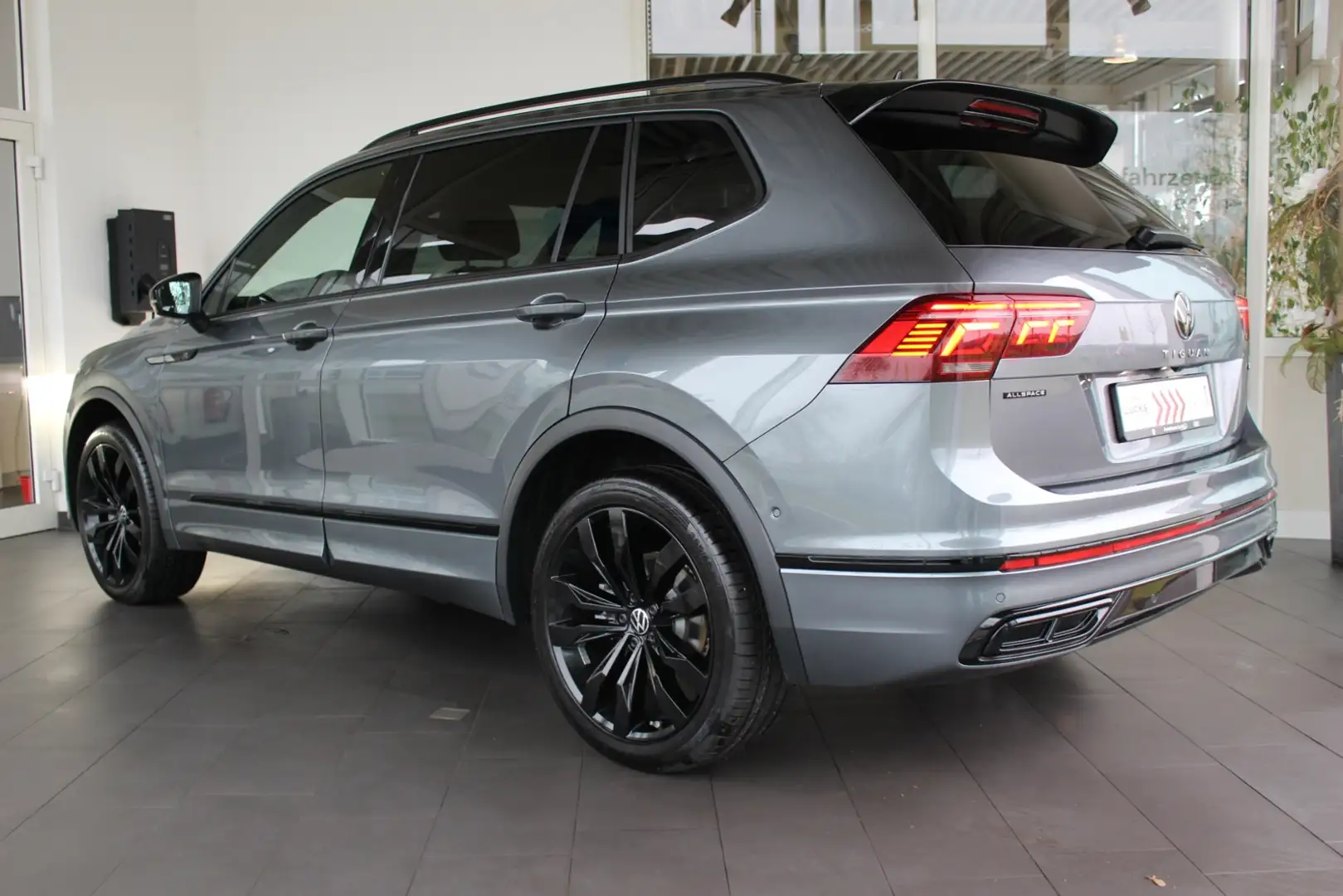 Volkswagen Tiguan Allspace R-Line 2,0 l TSI DSG AZV Harman Black Style Sthzg Grau - 2