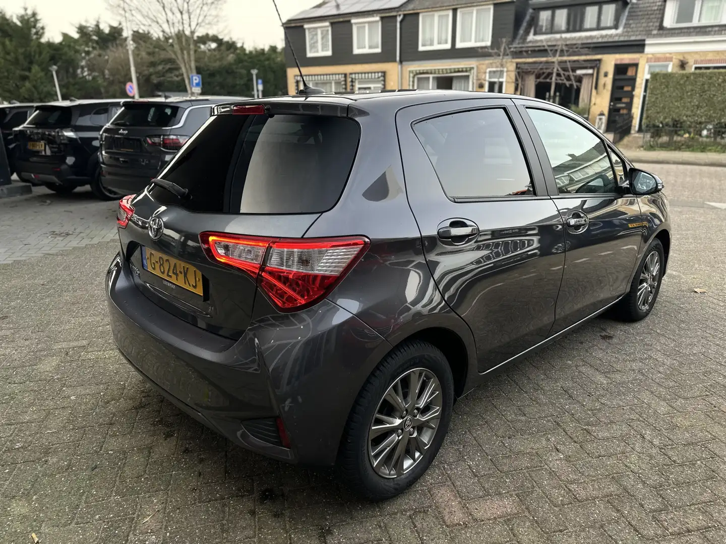 Toyota Yaris 1.5 VVT-i Dynamic Automaat Ecc/Navi/Camera Gris - 2