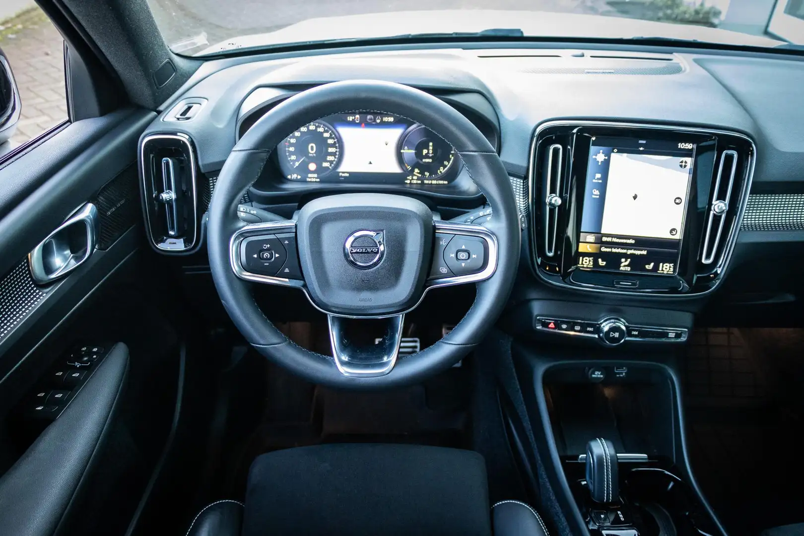 Volvo XC40 Recharge T5 R-Design | Panoramadak | Harman Kardon Wit - 2