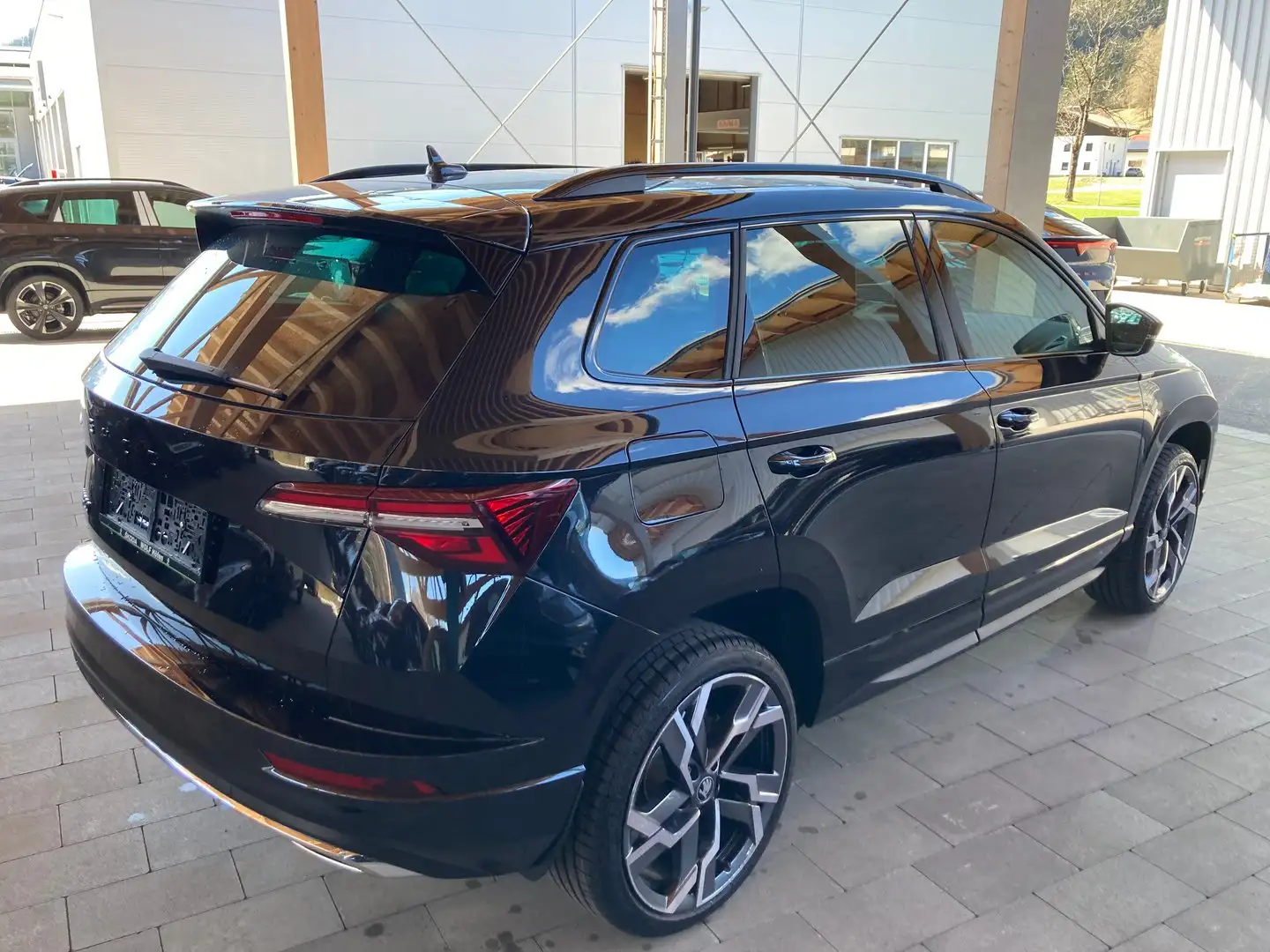 Skoda Karoq Sportline TSI DSG ACT Schwarz - 2